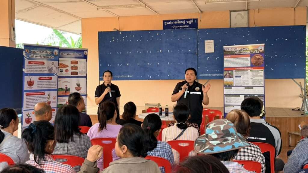 เจ้าหน้าที่กรมพัฒนาที่ดิน อบรมเกษตรกรทุ่งรังสิต เรื่องเทคนิคการทำนาในพื้นที่ดินเปรี้ยวจัด