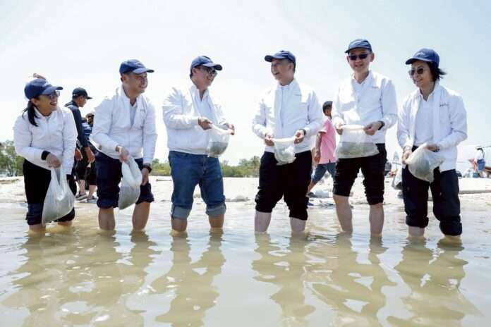 นายวิเศษ วิศิษฏ์วิญญู ผู้บริหารซีพีแรม และคณะเจ้าหน้าที่ร่วมปล่อยลูกพันธุ์ปูม้า Young Crab ณ เกาะเสร็จ จ.สุราษฎร์ธานี