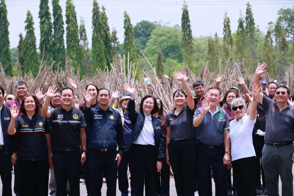 ผู้บริหารกรมส่งเสริมการเกษตรและหน่วยงานภาคีเครือข่าย ถ่ายภาพร่วมกันในงานส่งมอบท่อนพันธุ์มันสำปะหลังต้านทานโรค