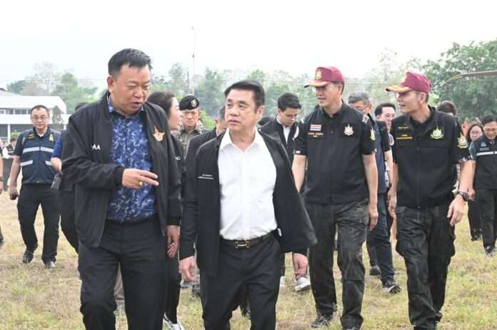 นายสุริยะ จึงรุ่งเรืองกิจ รมว.เกษตรฯ พร้อมคณะผู้บริหารและเจ้าหน้าที่ ลงพื้นที่ตรวจสอบสถานการณ์จริงเพื่อประเมินผลกระทบจากภัยแล้ง