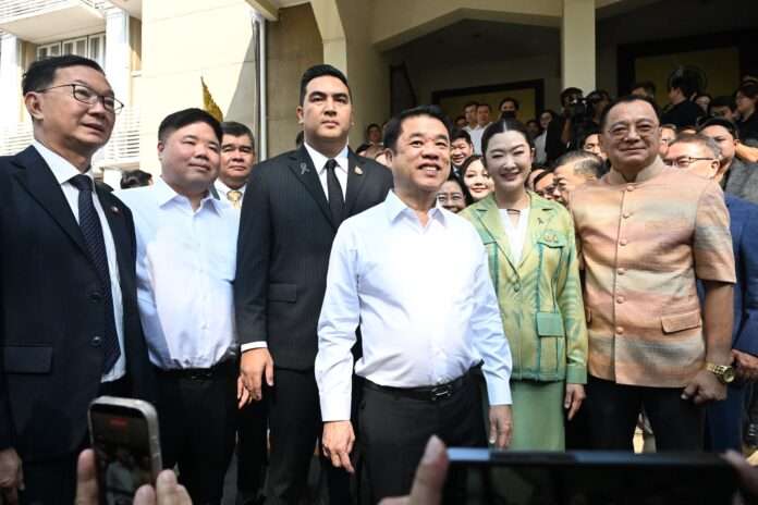 คณะรัฐมนตรีเกษตรและสหกรณ์ถ่ายภาพร่วมหน้าอาคาร 1