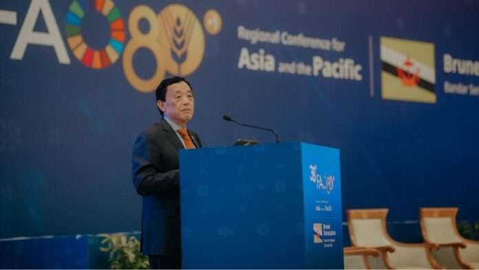นายฉู ตงหยู ผู้อำนวยการใหญ่องค์การอาหารและเกษตรแห่งสหประชาชาติ (FAO) กล่าวสุนทรพจน์ในเวทีการประชุม APRC38 ที่ประเทศบรูไน