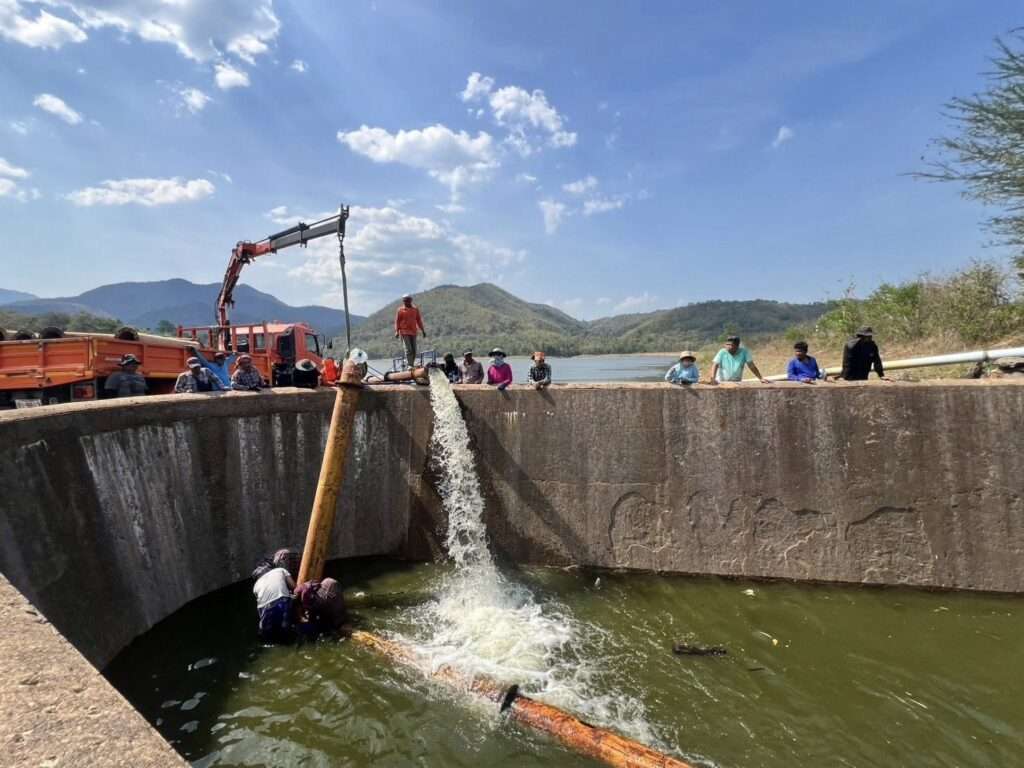 การติดตั้งเครื่องสูบน้ำและเครื่องจักรกลของกรมชลประทาน เพื่อช่วยเหลือพื้นที่ประสบภัยแล้งนอกเขตชลประทาน