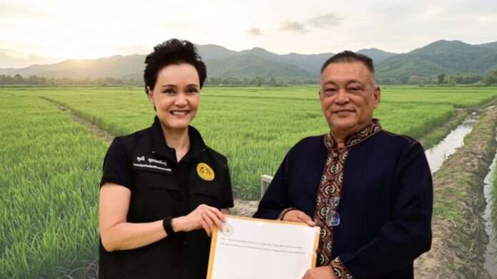 นางศุภจี สุธรรมพันธุ์ รองนายกรัฐมนตรีและรัฐมนตรีว่าการกระทรวงพาณิชย์ ถ่ายภาพร่วมกับนายกสมาคมชาวนาฯ