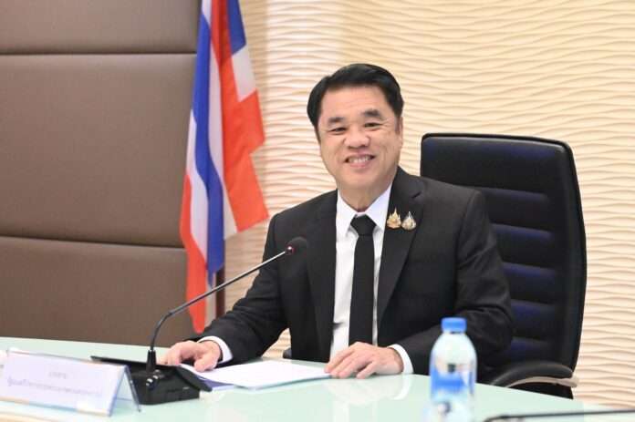 นายสุริยะ จึงรุ่งเรืองกิจ รัฐมนตรีว่าการกระทรวงเกษตรและสหกรณ์ ยิ้มแสดงความมั่นใจในนโยบายเกษตร