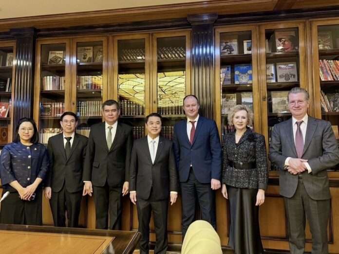 นายสุริยะ จึงรุ่งเรืองกิจ ถ่ายภาพร่วมกับนายดมิทรี ปาตรูเชฟ รองนายกรัฐมนตรีรัสเซีย หลังเจรจาความร่วมมือสำเร็จ