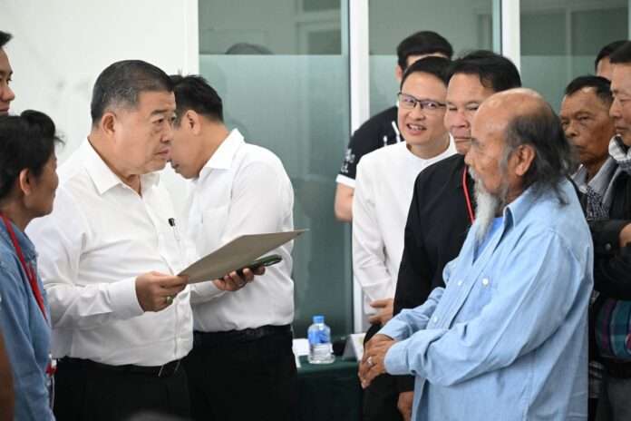 นายวิณะโรจน์ ทรัพย์ส่งสุข ปลัดกระทรวงเกษตรและสหกรณ์ รับหนังสือร้องเรียน