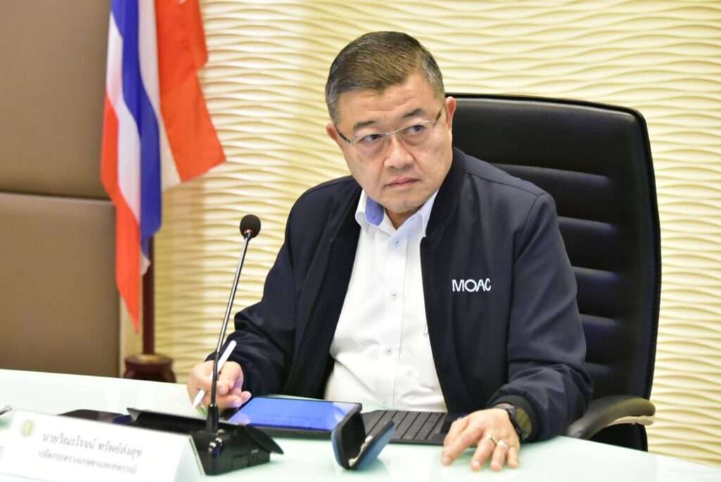 นายวิณะโรจน์ ทรัพย์ส่งสุข ปลัดกระทรวงเกษตรและสหกรณ์ นั่งเป็นประธานในห้องประชุมเพื่อวางแผนรับมือภัยแล้ง