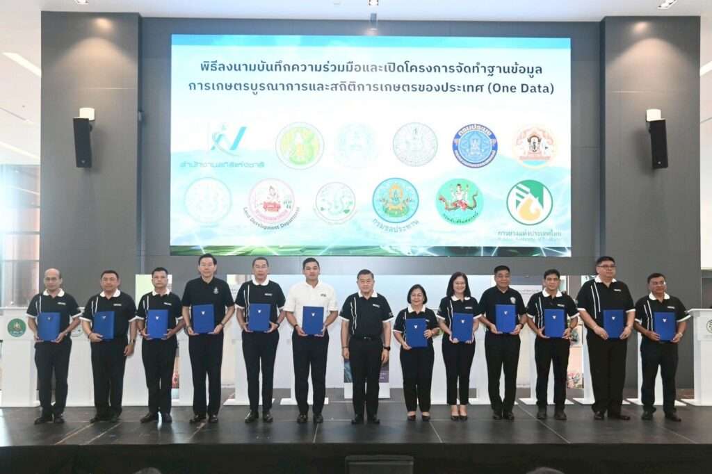 คณะผู้บริหาร 12 หน่วยงานภาคีเครือข่ายร่วมเปิดโครงการ One Data บนเวที