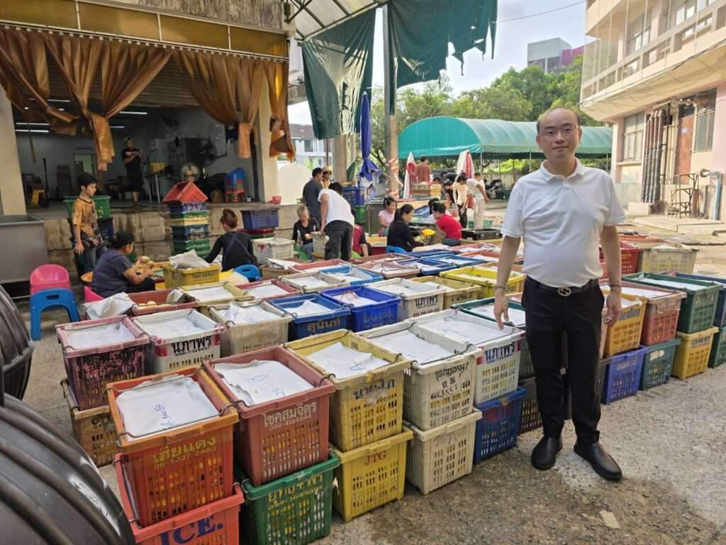 ผู้บริหาร อ.ต.ก. ตรวจเยี่ยมโรงคัดบรรจุเตรียมส่งออกมะม่วงน้ำดอกไม้ล็อตแรก 20 ตัน