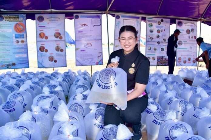 นางฐิติพร หลาวประเสริฐ อธิบดีกรมประมง ร่วมกิจกรรมปล่อยพันธุ์กุ้งก้ามกรามลงสู่อ่างเก็บน้ำเขื่อนอุบลรัตน์