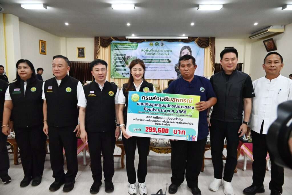 นางสาวปิยะรัฐชย์ ติยะไพรัช รัฐมนตรีช่วยว่าการกระทรวงเกษตรและสหกรณ์ ร่วมกับนายนิรันดร์ มูลธิดา อธิบดีกรมส่งเสริมสหกรณ์ มอบป้ายเงินอุดหนุนอุปกรณ์การตลาดแก่สหกรณ์โคนมแม่ออน จำกัด
