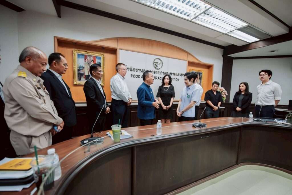ผู้บริหารกรมปศุสัตว์และสำนักงานคณะกรรมการอาหารและยา (อย.) ยืนหารือแนวทางการนำเข้าวัคซีน