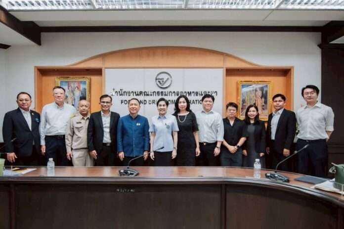 นายสัตวแพทย์สมชวน รัตนมังคลานนท์ อธิบดีกรมปศุสัตว์ และ เภสัชกรหญิงสุพัตรา บุญเสริม เลขาธิการ อย. ถ่ายภาพร่วมกันหลังการหารือเตรียมรับมือโรค FMD สายพันธุ์ SAT1