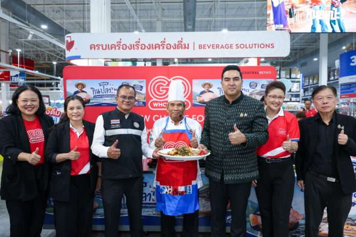 คณะผู้บริหาร โก โฮลเซลล์ (GO WHOLESALE) และตัวแทนจากกระทรวงเกษตรและสหกรณ์ กรมประมง ถ่ายภาพร่วมกันในงานชวนกินปลาไทย