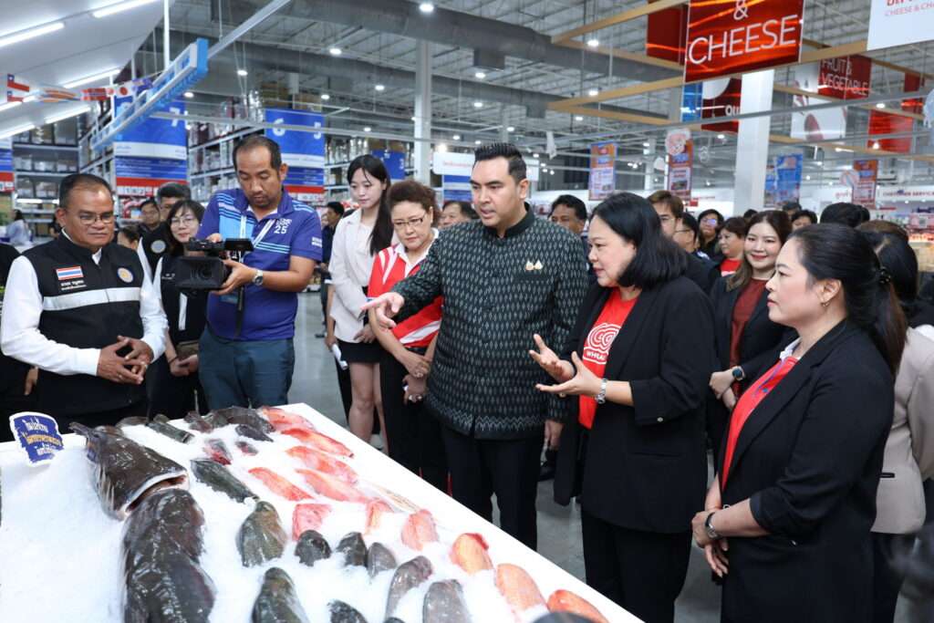 รัฐมนตรีช่วยว่าการกระทรวงเกษตรและสหกรณ์ พร้อมคณะผู้บริหาร เดินเยี่ยมชมจุดจำหน่ายสินค้าปลาน้ำจืด โก โฮลเซลล์
