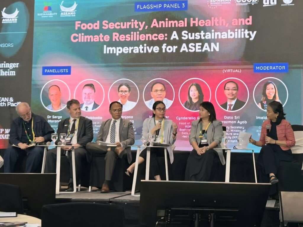บรรยากาศการเสวนาหัวข้อ Food Security, Animal Health, and Climate Resilience โดยมีตัวแทนจากประเทศไทยร่วมวงเสวนา
