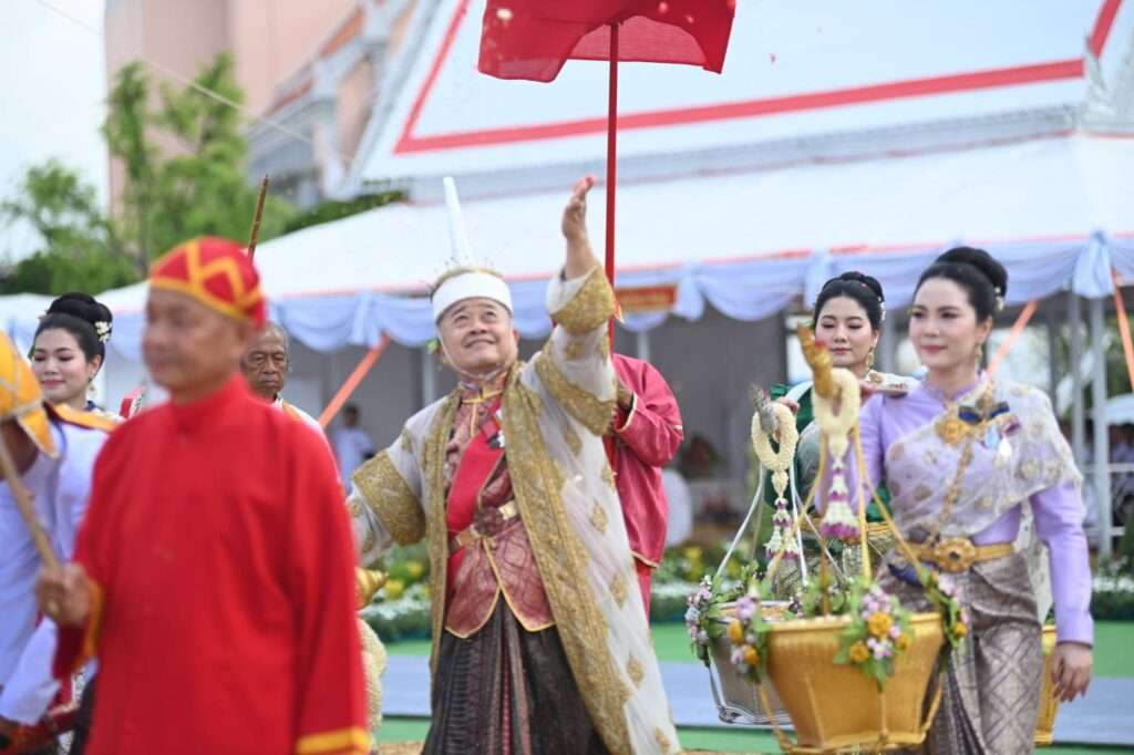 พระยาแรกนาประกอบพิธีหว่านเมล็ดพันธุ์ข้าว ณ มณฑลพิธีท้องสนามหลวง