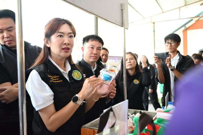 นางสาวปิยะรัฐชย์ ติยะไพรัช รัฐมนตรีช่วยว่าการกระทรวงเกษตรและสหกรณ์ ตรวจเยี่ยมกระบวนการผลิตและตรวจสอบผลิตภัณฑ์น้ำนมดิบ
