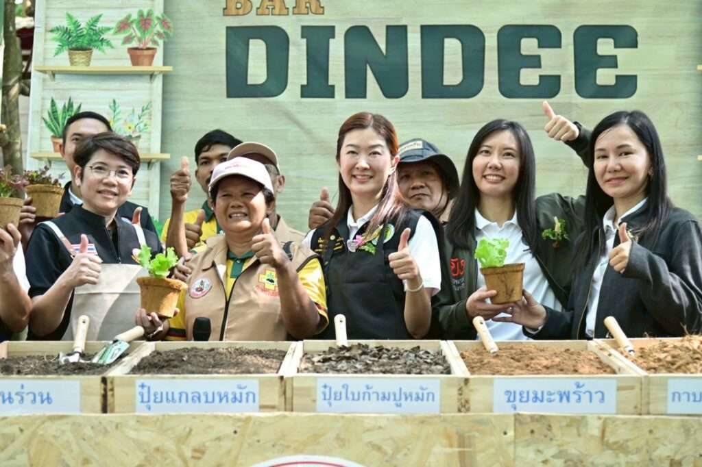 นางสาวปิยะรัฐชย์ ติยะไพรัช รมช.เกษตรและสหกรณ์ พร้อมด้วยคณะผู้บริหารและเกษตรกร ร่วมกิจกรรมสาธิตการใช้วัสดุปลูกอินทรีย์ที่ ศพก.กงไกรลาศ