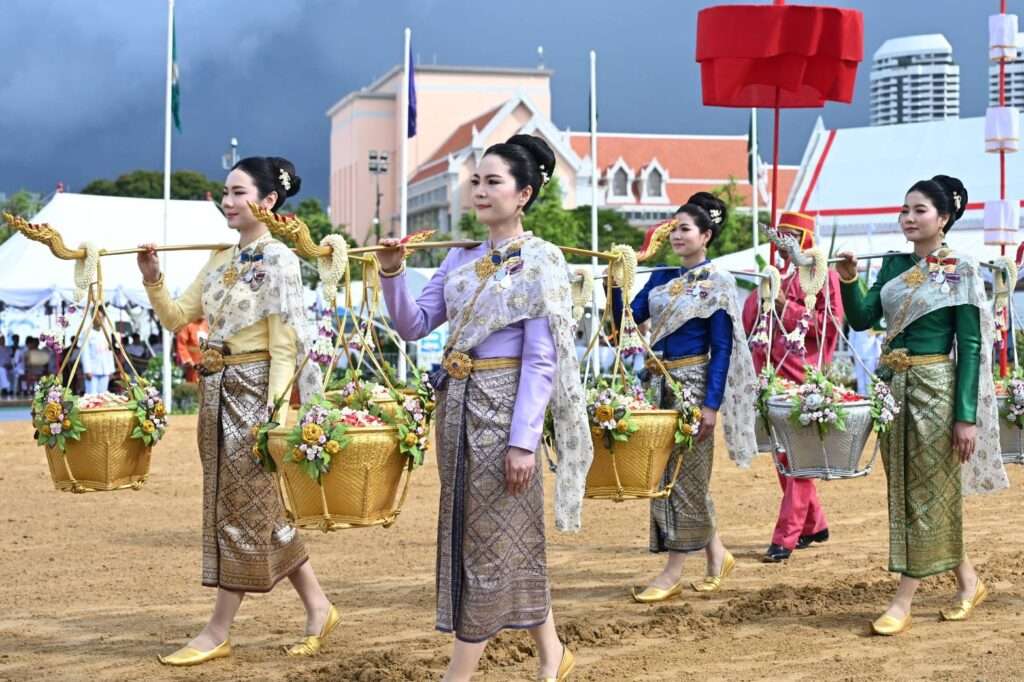 เทพีคู่หาบทองและเทพีคู่หาบเงิน ร่วมกระบวนแห่ในพระราชพิธีแรกนาขวัญ ปี 2569